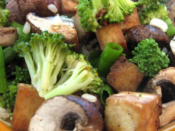 recetas-vegetarianas-con-tofu-ensalada-con-champiñones-y-tofu